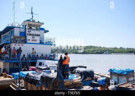 Lanchas o traghetti ancorata a La Boca porta su una vita quotidiana scena in questo porto di Yurimaguas, Alto Amazonas, Provincia di Loreto, Perù Foto Stock