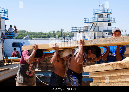 Facchini scarico del carico da traghetti ancorata a La Boca porta sul Yurimaguas, Alto Amazonas, Provincia di Loreto, Perù Foto Stock