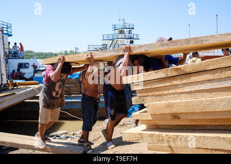 Facchini scarico del carico da traghetti ancorata a La Boca porta sul Yurimaguas, Alto Amazonas, Provincia di Loreto, Perù Foto Stock