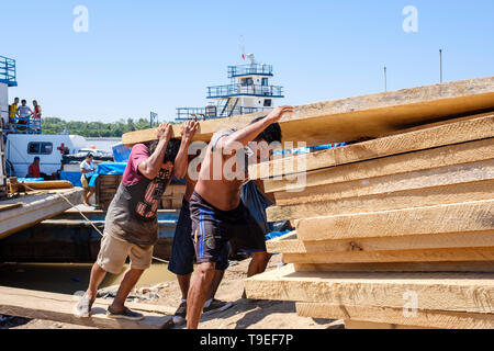 Facchini scarico del carico da traghetti ancorata a La Boca porta sul Yurimaguas, Alto Amazonas, Provincia di Loreto, Perù Foto Stock