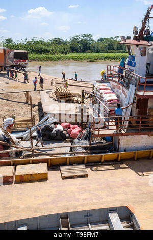 Facchini scarico del carico da traghetti ancorata a La Boca porta sul Yurimaguas, Alto Amazonas, Provincia di Loreto, Perù Foto Stock