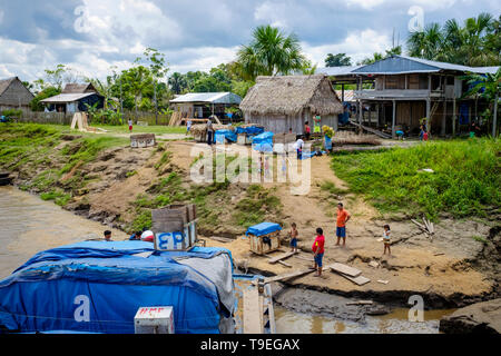 Comunità sulla riva del fiume visto sul traghetto linea Yurimaguas-Iquitos, Dipartimento di Loreto, Perù Foto Stock