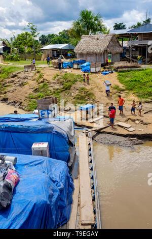 Comunità sulla riva del fiume visto sul traghetto linea Yurimaguas-Iquitos, Dipartimento di Loreto, Perù Foto Stock