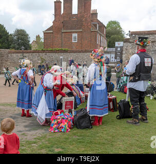 Winchester, Hampshire, Inghilterra, Regno Unito. Maggio 2019. Intasare e morris ballerini prepararsi a partecipare all'annuale Winchester Mayfest. Foto Stock