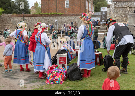 Winchester, Hampshire, Inghilterra, Regno Unito. Maggio 2019. Intasare e morris ballerini prepararsi a partecipare all'annuale Winchester Mayfest. Foto Stock