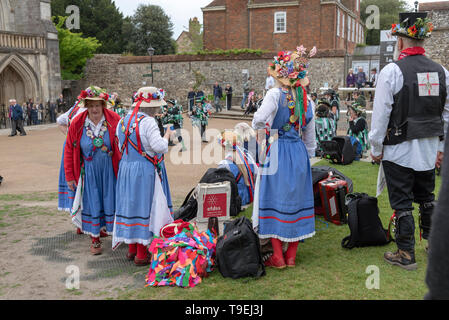 Winchester, Hampshire, Inghilterra, Regno Unito. Maggio 2019. Intasare e morris ballerini prepararsi a partecipare all'annuale Winchester Mayfest. Foto Stock