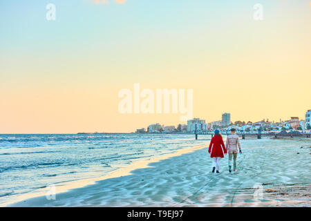 Larnaca, Cipro - 23 Gennaio 2019: a piedi la gente sulla spiaggia Finikoudes in Larnaca al tramonto Foto Stock