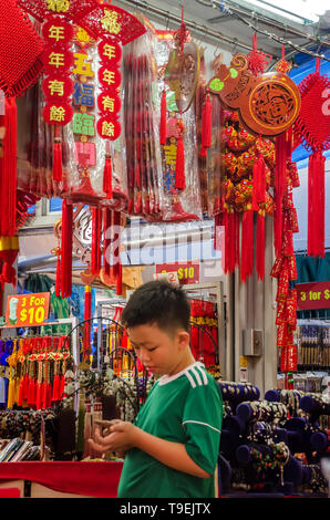 Singapore, Asia - Dicembre 15, 2018: souvenir visualizzati al dono del mercato stallo nella zona dello shopping, Chinatown, sud-est asiatico. Foto Stock