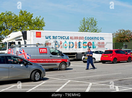 Autocarro con marchio offrendo prodotti alimentari ad un ramo di McDonalds, England Regno Unito Foto Stock