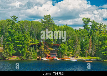 E Cotttage boathouse sul Lago dei boschi Kenora Ontario Canada Foto Stock