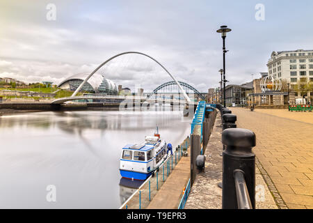 Il Gateshead Millennium Bridge a Newcastle upon Tyne in Gran Bretagna Foto Stock