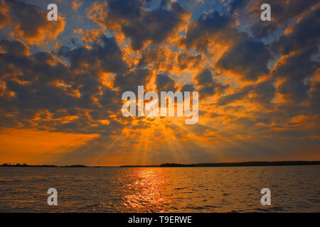 Alba sul lago dei boschi, Kenora District, Ontario, Canada Foto Stock