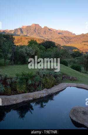 Champagne Castle, Cathkin Peak e del fratello Cruscotto, parte del central Drakensberg mountain range, Sud Africa. Fotografato a sunrise. Foto Stock