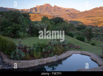 Champagne Castle, Cathkin Peak e del fratello Cruscotto, parte del central Drakensberg mountain range, Sud Africa. Fotografato a sunrise. Foto Stock