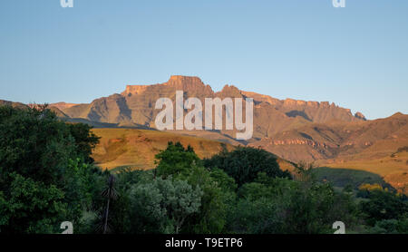 Champagne Castle, Cathkin Peak e del fratello Cruscotto, parte del central Drakensberg mountain range, Sud Africa. Fotografato a sunrise. Foto Stock