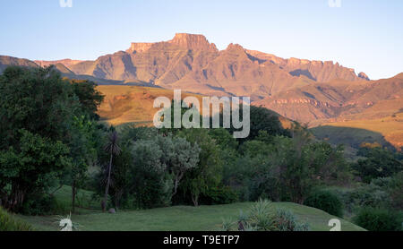 Champagne Castle, Cathkin Peak e del fratello Cruscotto, parte del central Drakensberg mountain range, Sud Africa. Fotografato a sunrise. Foto Stock