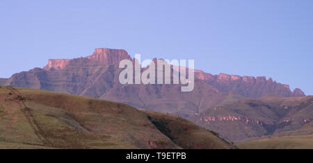 Champagne Castle, Cathkin Peak e del fratello Cruscotto, parte del central Drakensberg mountain range, Sud Africa. Fotografato a sunrise. Foto Stock