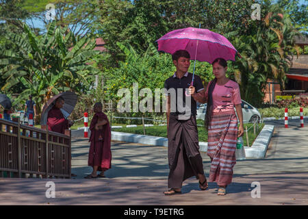 Coppia giovane a Bogyoke park di Yangon Foto Stock