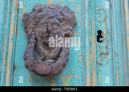 L'Europa, Malta, Rabat. Dettaglio del vecchio blu porta. Foto Stock