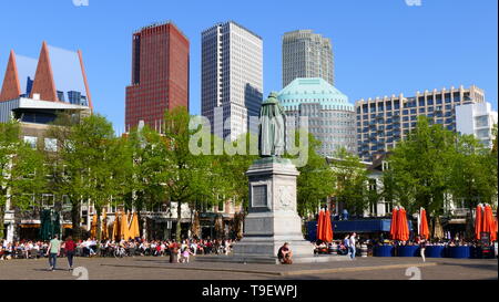 L'Aia, Paesi Bassi - 20 Aprile 2019: vista panoramica sulla piazza centrale della città di L'Aia con la statua di Guglielmo d Orange e T Foto Stock