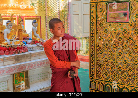 Monaco visitando la Su Taung Pyae Pagoda di Mandalay Foto Stock