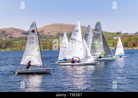 L'inizio di una gara di vela a Ullswater Yacht Club, Ullswater, Cumbria Regno Unito Foto Stock