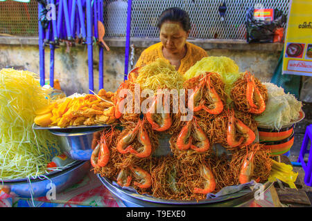 Donna di gamberi di vendita al mercato (Yangoon) Foto Stock