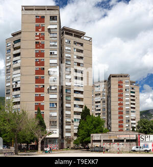 Edifici di appartamenti a Mostar, in brutalism stile architettonico. Brutalism era molto popolare nella parte orientale di Europ dalla metà degli anni Sessanta alla metà degli anni ottanta. Foto Stock