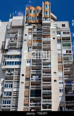 Blocco di appartamenti a Mostar, in brutalism stile architettonico. Brutalism era molto popolare in Eastern Europ a partire dalla metà degli anni Sessanta alla metà degli anni ottanta. Foto Stock