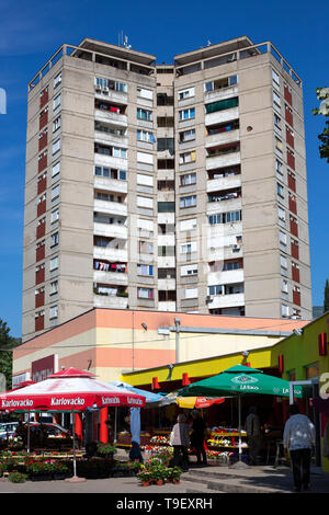 Blocco di appartamenti a Mostar, in brutalism stile architettonico. Brutalism era molto popolare in Eastern Europ a partire dalla metà degli anni Sessanta alla metà degli anni ottanta. Foto Stock