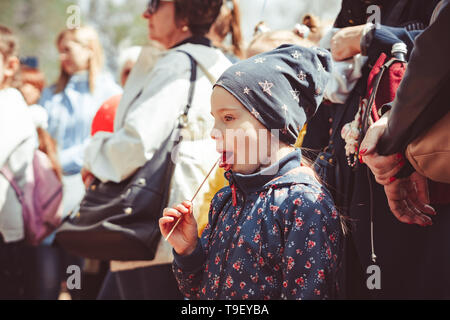 La Russia, Siberia, Novokuznetsk - 9 maggio 2019: un sacco di gente alla celebrazione della Giornata della vittoria in Russia Foto Stock