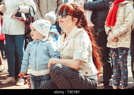 La Russia, Siberia, Novokuznetsk - 9 maggio 2019: un sacco di gente alla celebrazione della Giornata della vittoria in Russia Foto Stock