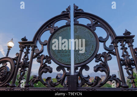 Arlington Street cancello al Boston Public Garden Park presso la sera ore blu guardando in alto e vedendo le luci della città al di fuori della messa a fuoco al di là Foto Stock