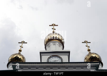 Cupole dorate della chiesa ortodossa contro il cielo in un giorno nuvoloso Foto Stock