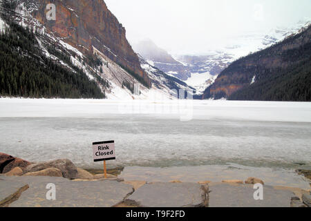 Il lago Louise a metà maggio. Foto Stock