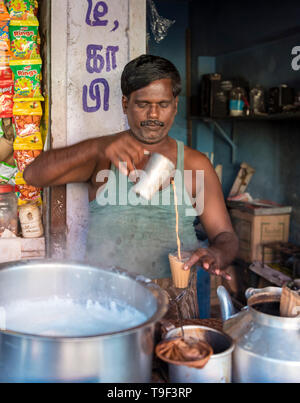 L'uomo fa masala tè presso una bancarella di strada in Mahabalipuram (Mamallapuram), India Foto Stock