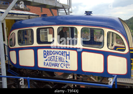 Un passeggero maschio inserendo il trasporto di Bridgnorth Castle Hill Railway in cima alla collina di Bridgnorth, Regno Unito Foto Stock