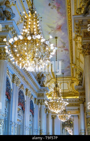 Oro lampadari deco nel soffitto della nel Teatro Colon di Buenos Aires Foto Stock