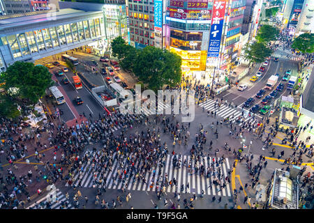 Shibuya Crossing è uno dei più trafficati crosswalks nel mondo. Pedoni crosswalk al quartiere Shibuya. Tokyo, Giappone Foto Stock