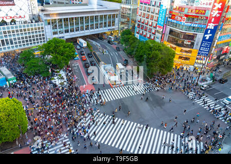 Shibuya Crossing è uno dei più trafficati crosswalks nel mondo. Pedoni crosswalk al quartiere Shibuya. Tokyo, Giappone Foto Stock