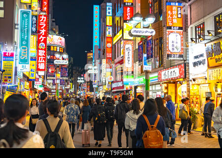 Shibuya Crossing è uno dei più trafficati crosswalks nel mondo. Pedoni crosswalk al quartiere Shibuya. Tokyo, Giappone Foto Stock