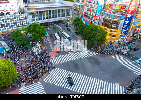 Shibuya Crossing è uno dei più trafficati crosswalks nel mondo. Pedoni crosswalk al quartiere Shibuya. Tokyo, Giappone Foto Stock