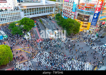 Shibuya Crossing è uno dei più trafficati crosswalks nel mondo. Pedoni crosswalk al quartiere Shibuya. Tokyo, Giappone Foto Stock