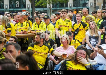 Dortmund, Germania. 18 Maggio, 2019. In Alter Markt nel centro della città, i ventilatori sono a guardare la loro del team partita finale nel 2018/19 Bundesliga nella stagione Gladbach. Credito: Stephan Schütze/dpa/Alamy Live News Credito: dpa picture alliance/Alamy Live News Foto Stock