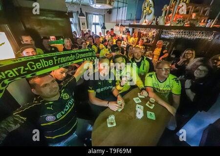 Dortmund, Germania. 18 Maggio, 2019. All'Alten Markt nel ristorante Gaensemarkt, ventilatori possono guardare i loro team negli ultimi match in Bundesliga 2018/19 stagione in Gladbach. Credito: Stephan Schütze/dpa/Alamy Live News Credito: dpa picture alliance/Alamy Live News Foto Stock