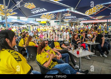 Dortmund, Germania. 18 Maggio, 2019. In Alter Markt nel centro della città, i ventilatori sono a guardare la loro del team partita finale nel 2018/19 Bundesliga nella stagione Gladbach. Credito: Stephan Schütze/dpa/Alamy Live News Credito: dpa picture alliance/Alamy Live News Foto Stock