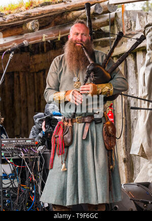 Duncarron Borgo Medievale, Carron Valley Forest, Lanarkshire, Scotland, Regno Unito, 18 maggio 2019. Duncarron villaggio medievale di apertura: il Trust Clanranald apre una full-replica in scala ridotta di un inizio di borgo fortificato medievale tipica di un clan scozzesi Chief's residence. Duncarron fort open air museum include edifici tradizionali. L'evento inizia con la banda musicale di Saor Patrol, fronteggiata da Charlie Allan, CEO di Clanranald fiducia Foto Stock