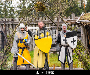 Duncarron Borgo Medievale, Carron Valley Forest, Lanarkshire, Scotland, Regno Unito, 18 maggio 2019. Duncarron villaggio medievale di apertura: il Trust Clanranald apre una full-replica in scala ridotta di un inizio di borgo fortificato medievale tipica di un clan scozzesi Chief's residence. Il museo all'aperto comprende edifici tradizionali. Cavalieri da società di Giovanni De Graeme, un fedele sostenitore di William Wallace, vestiti di armature medievali con spade e scudi Foto Stock