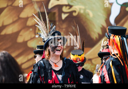 Brighton Regno Unito 18 maggio 2019 - Polvere nera Morris ballerini di Lewes eseguendo nelle strade di Brighton oggi come parte dell'annuale Giornata di Brighton di danza organizzato da Brighton Morris uomini laddove essi invitano Morris gruppi provenienti da tutta ad unirsi a loro in festa . Credito : Simon Dack / Alamy Live News Foto Stock