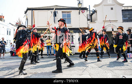 Brighton Regno Unito 18 maggio 2019 - Polvere nera Morris ballerini di Lewes eseguendo nelle strade di Brighton oggi come parte dell'annuale Giornata di Brighton di danza organizzato da Brighton Morris uomini laddove essi invitano Morris gruppi provenienti da tutta ad unirsi a loro in festa . Credito : Simon Dack / Alamy Live News Foto Stock